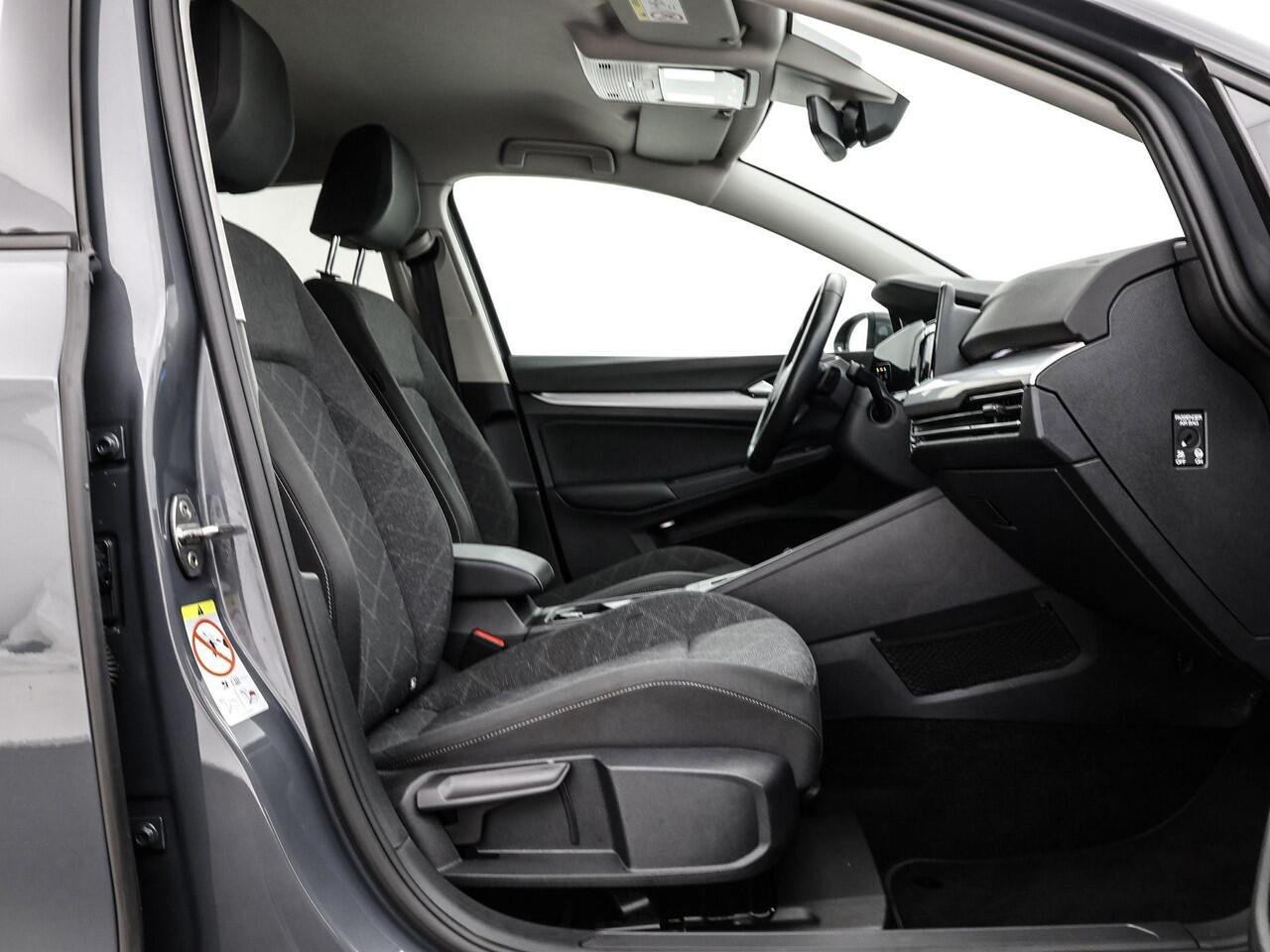 Volkswagen GOLF Variant 1.0 eTSI 110pk DSG Life · Camera · Inklapbare Trekhaak · Apple/Android Car Play · Navigatie · Verkeersbord Detectie · ACC · Garantie t/m 28-03-2027 of 100.000km