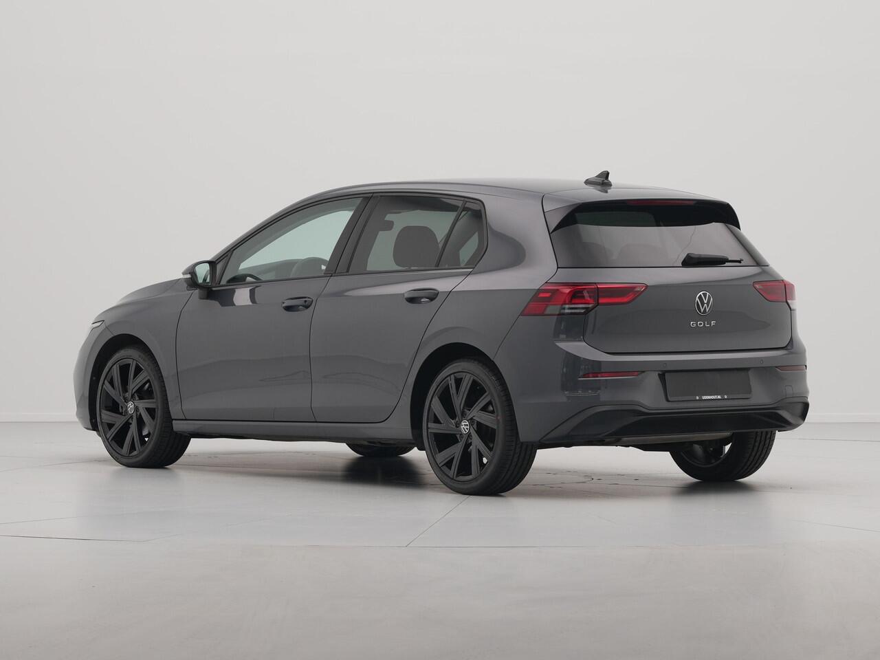 Volkswagen GOLF 1.5 TSI 130pk first Navigatie Stoelverwarming Acc 18'' velgen 211