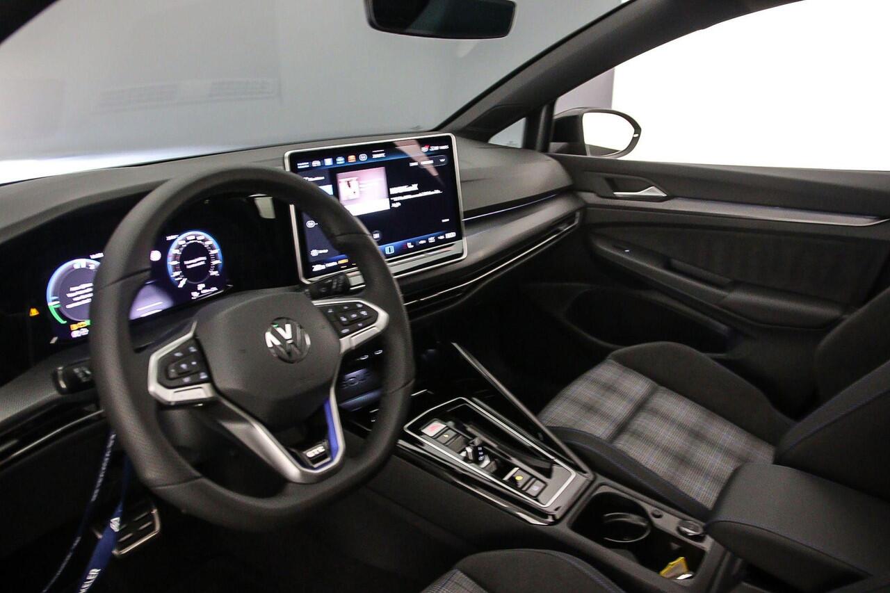 Volkswagen GOLF GTE 1.5 TSI eHybrid 272pk DSG Automaat Panoramadak, Head up display, Adaptive cruise control, Black Style, Navigatie, Achteruitrijcamera, LED matrix koplampen