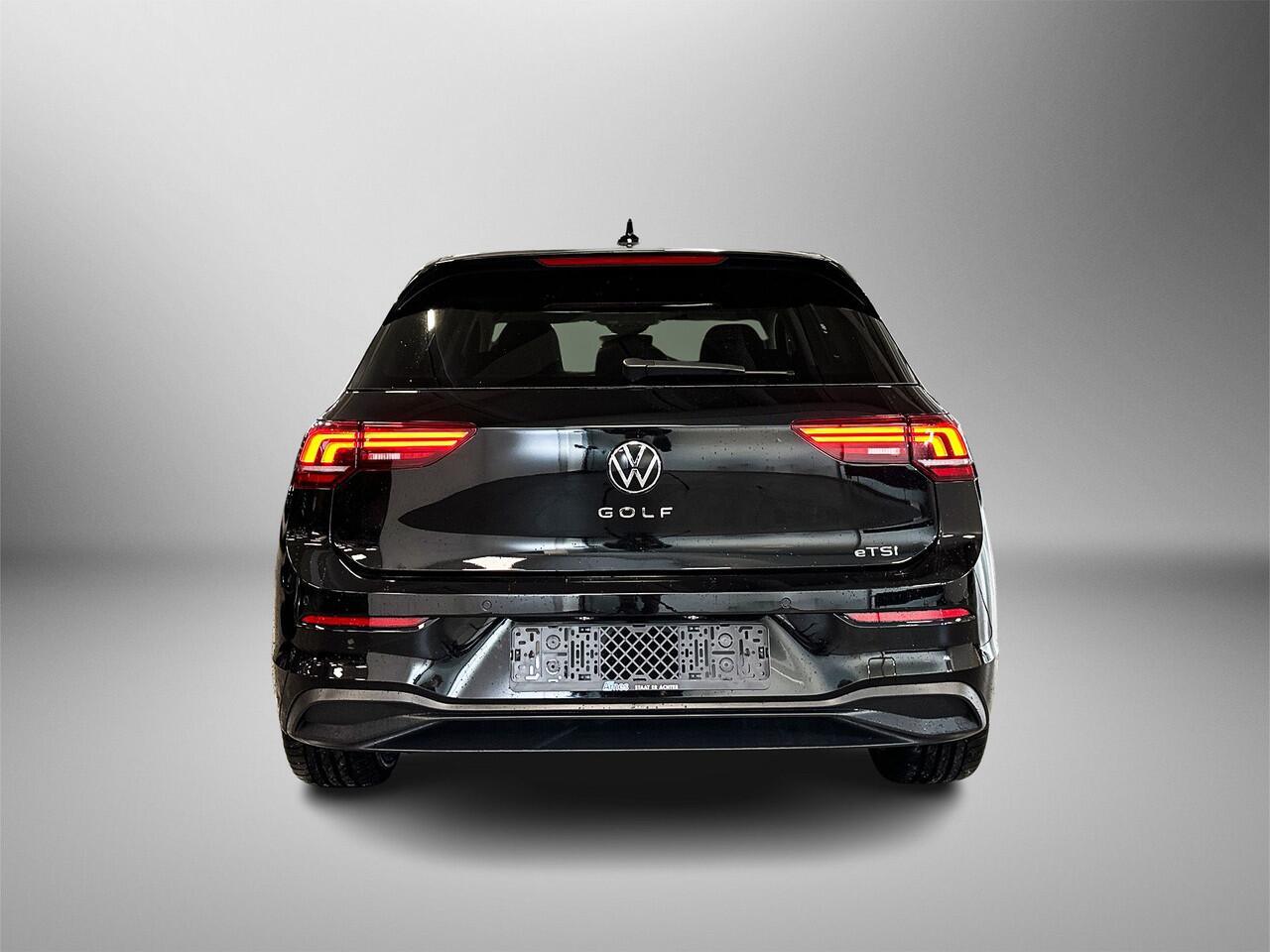 Volkswagen GOLF 1.5 eTSI 110pk Life Edition Achteruitrijcamera / Koplampverlichting led plus / 17 inch lichtmetaal / Voorstoelen verwarmbaar