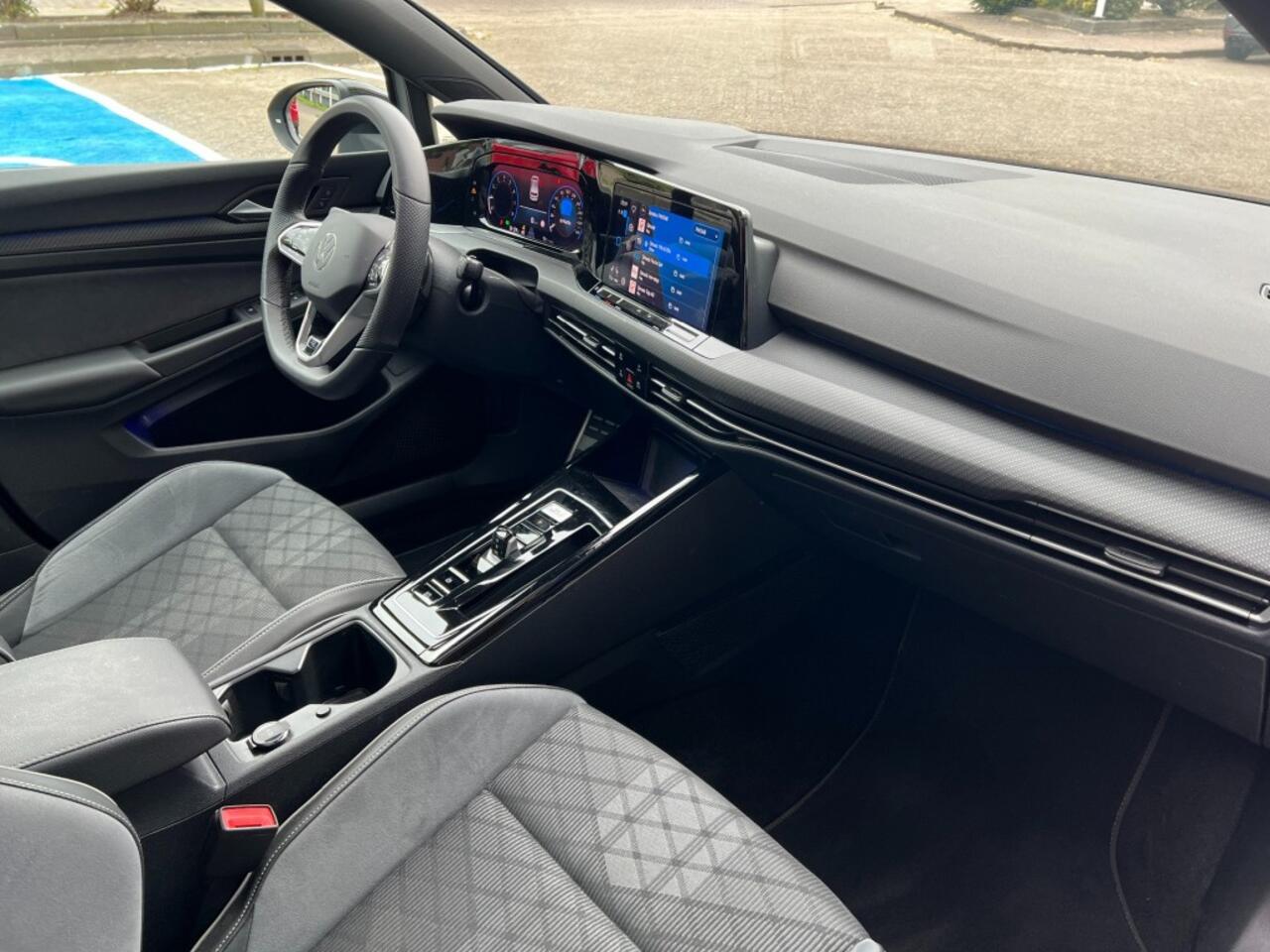 Volkswagen GOLF 1.5 eTSI 150 pk DSG R-LINE Panoramadak IQ LIGHT Achteruitri