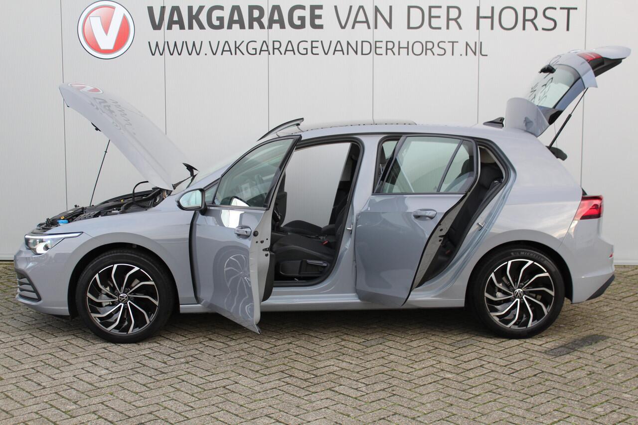 Volkswagen GOLF 1.5-150pk TSI Highline. Erg nette, sportieve en goed onderhouden VW Golf ! Slechts 41.000km ! Autm. airco dual, digitaal dashb., adapt. cruise cntrl, navigatie, tel. voorb., trekhaak + afn. kgl, IQ lights, LM wielen, elektr. panoramadak, stoel- en stuurv