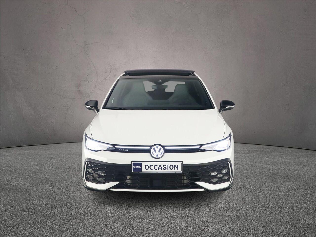 Volkswagen GOLF 1.5 eHybrid GTE 272pk DSG Automaat, Panoramadak, Trekhaak, Lederen bekleding, Stoelverwarming, Black style, Achteruitrijcamera, Elektrisch verstelbare stoel, Dodehoeksensor, Adaptief onderstel