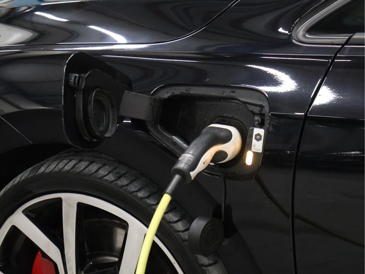 Volkswagen GOLF 1.4 eHybrid GTE [MEMORY SEATS, SPORT INTERIEUR, KANTELDAK, APPLE CARPLAY, ANDROID, ADAPTIVE CRUISE, CAMERA, VOL LEDER, STOELVERKOELING, STOELVERWARMING, PDC V+A, NIEUWSTAAT]