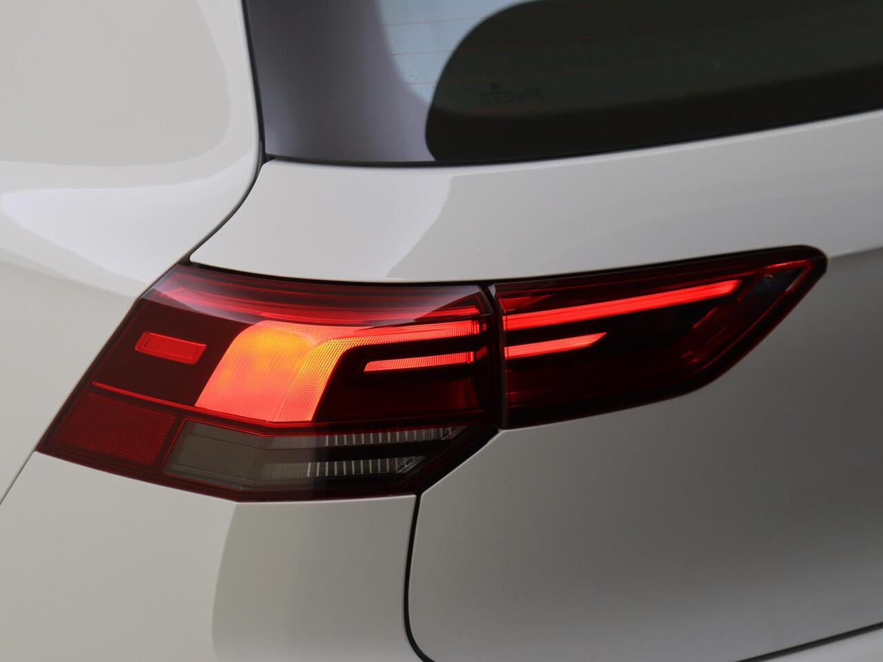 Volkswagen GOLF 1.4 eHybrid Style | Parkeersensoren | 3-zone airco | Stoel- en stuurwielverwarming | Adaptieve cruise control | CarPlay | Navigatie | Digital cockpit |