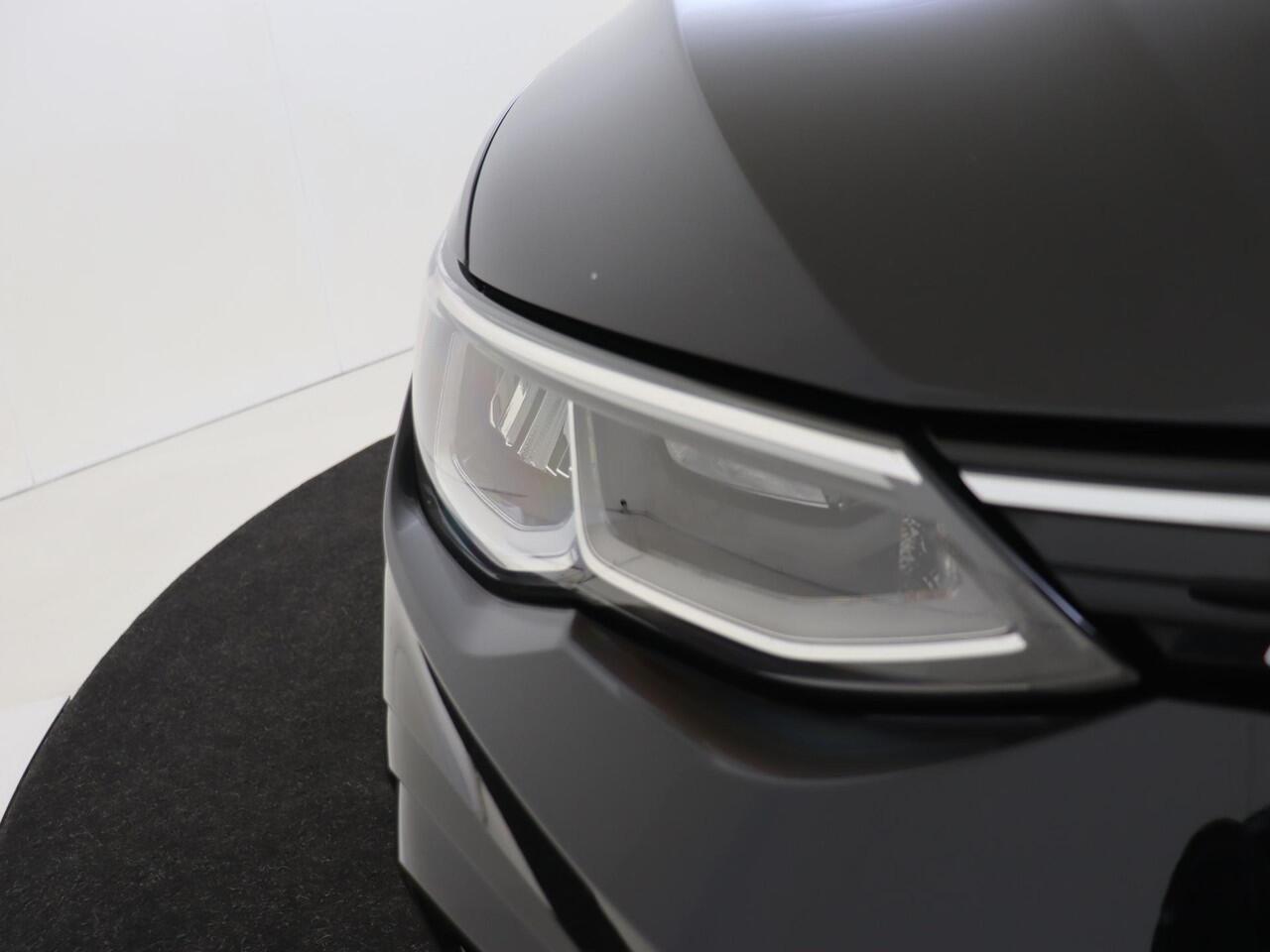 Volkswagen GOLF Variant 1.5 TSI R-Line | Achteruitrijcamera | 3-zone airco | Adaptieve cruise control | CarPlay | Sfeerverlichting | Digital cockpit |