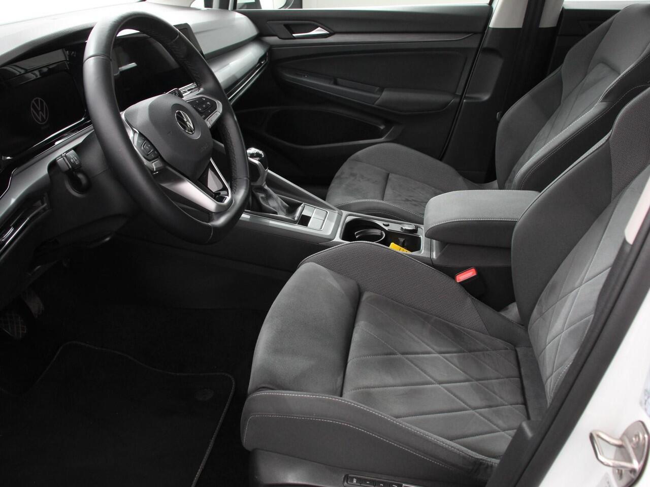 Volkswagen GOLF 1.5 TSI 150pk Style | Navigatie | Climate Control | DAB | Digitale Cockpit | Keyless Start | Lichtmetalen velgen 17" | Parkeer Sensoren | Stoelverwarming