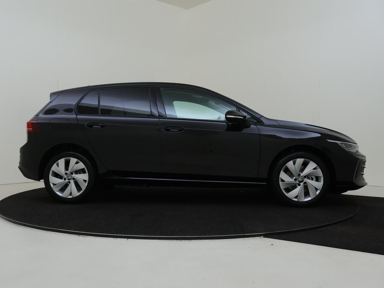 Volkswagen GOLF Life Edition eHybrid | 'App-Connect' draadloze smartphone integratie | Achterbank in ongelijke delen neerklapbaar incl. middenarmsteun en doorlaadmogelijkheid | Achteruitrijcamera (Rear View)