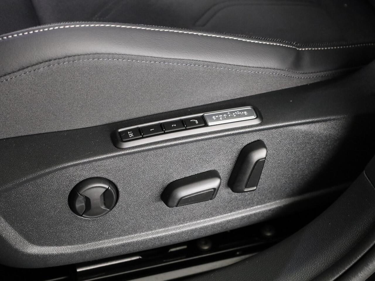 Volkswagen GOLF 1.5 eHybrid Style Edition 204PK | Panoramadak | Wegklapbare trekhaak | Sportonderstel | Led matrix | Stoelverwarming | 18 Inch