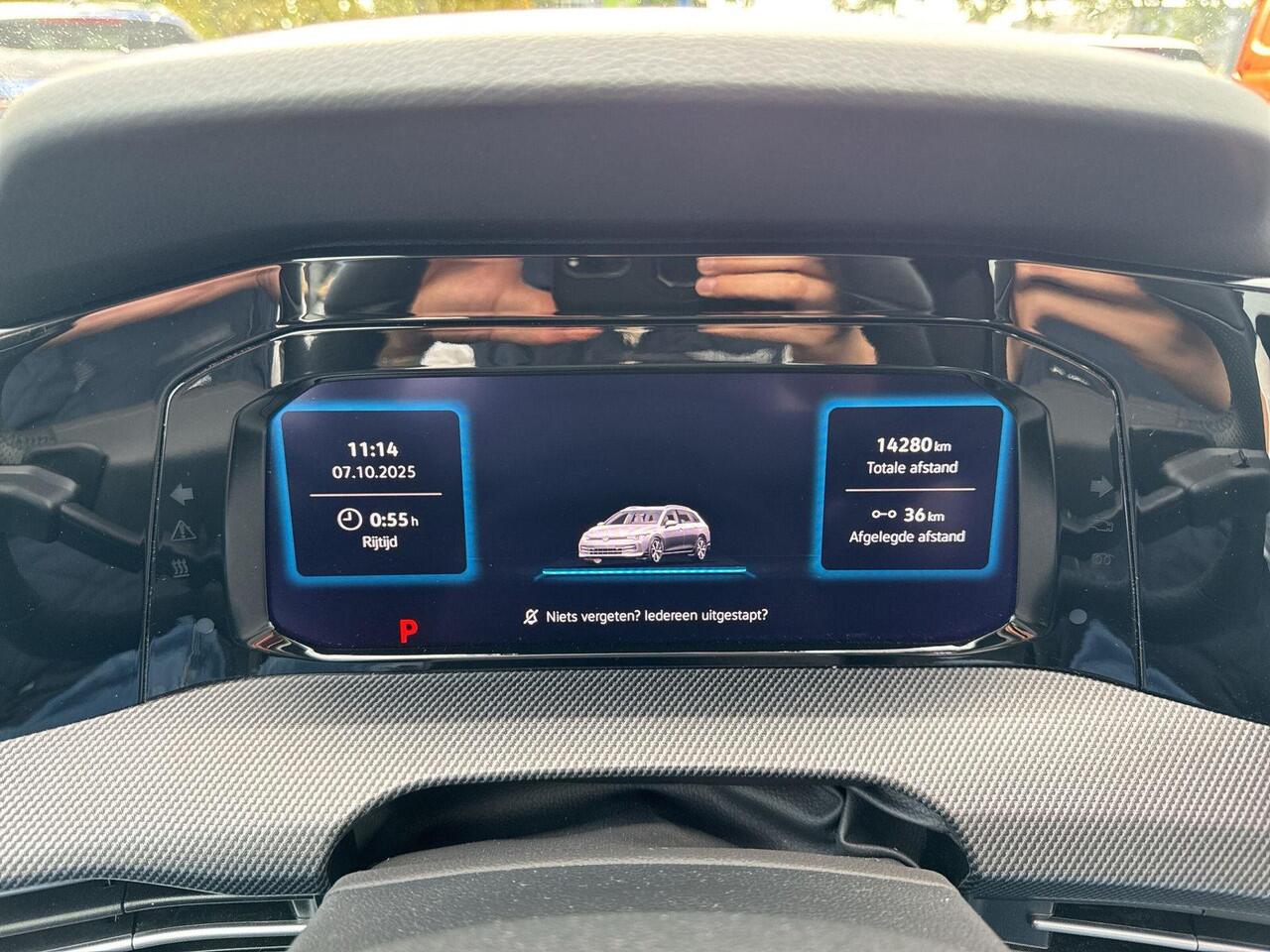 Volkswagen GOLF Variant 1.5 eTSI R-Line Edition | 150 pk | Pano Dak | Trekhaak | Head Up | Automaat |