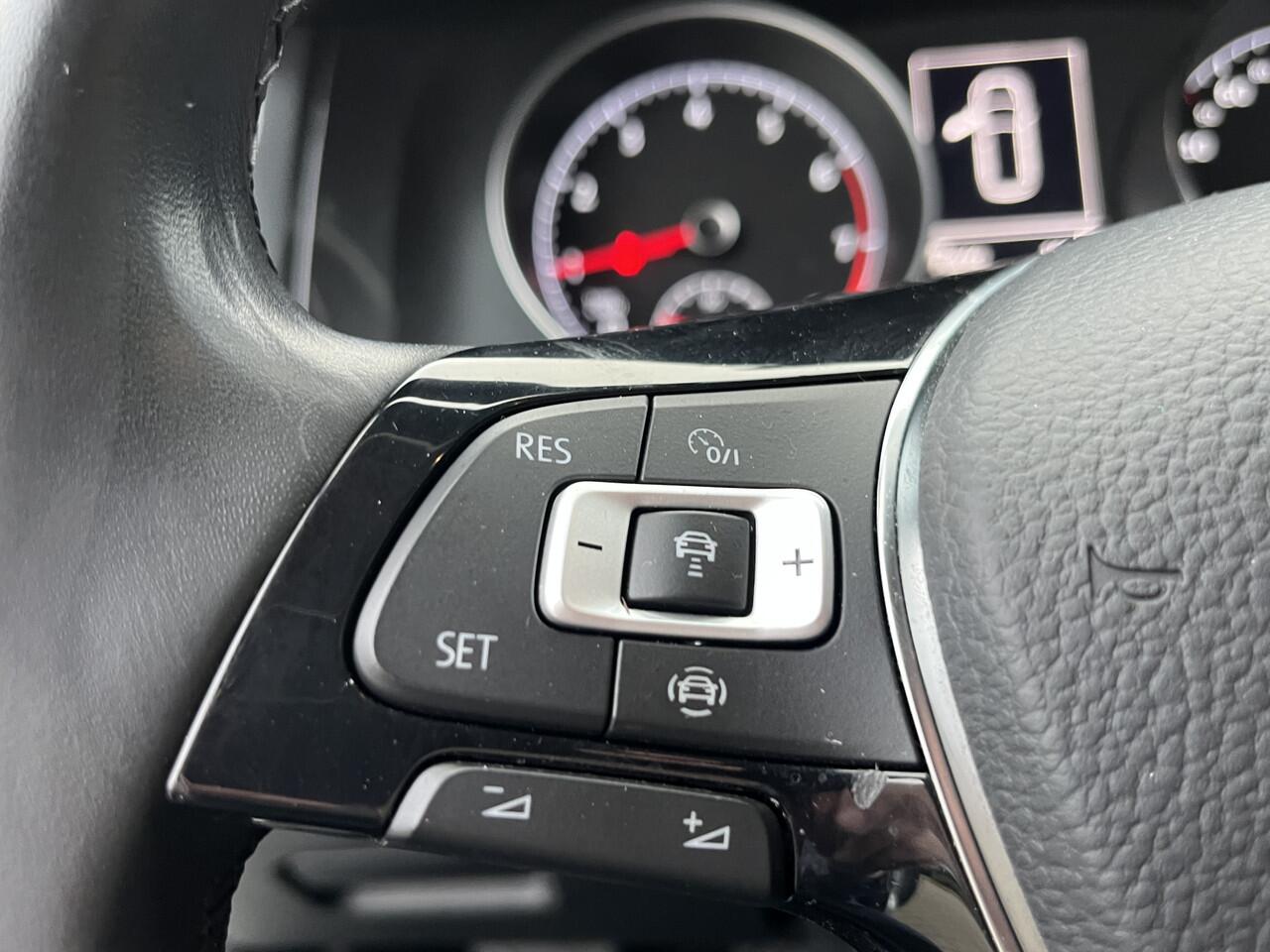 Volkswagen GOLF Variant 1.5 TSI Highline R-Line | Navigatie | Camera | Climate Control | Trekhaak | Cruise Control | Bluetooth | 18"LMV |