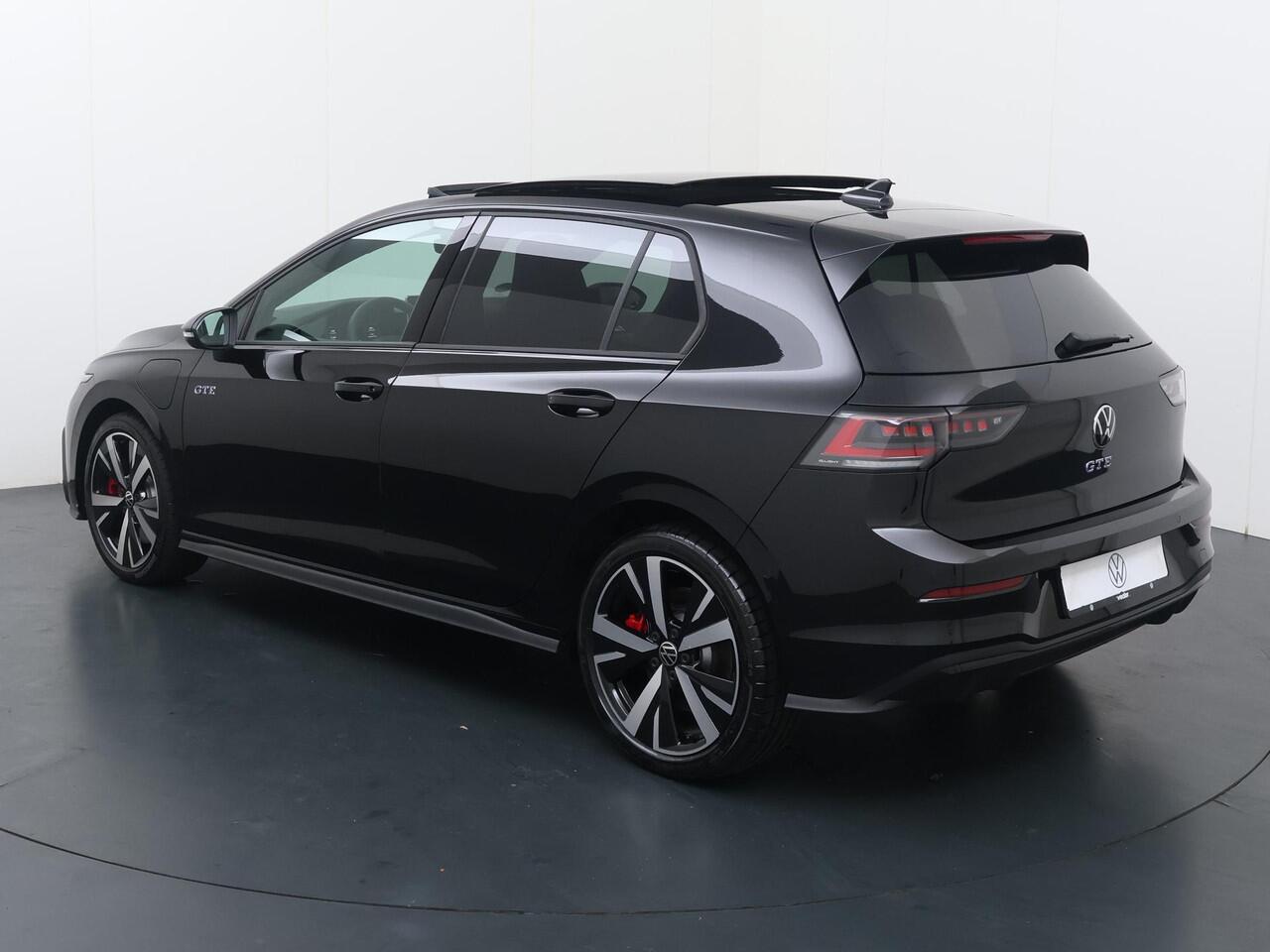 Volkswagen GOLF 1.5 eHybrid GTE | 272 PK | SoH 97% | Trekhaak | Panoramadak | Matrix LED IQ.Light koplampen | Head-up display |