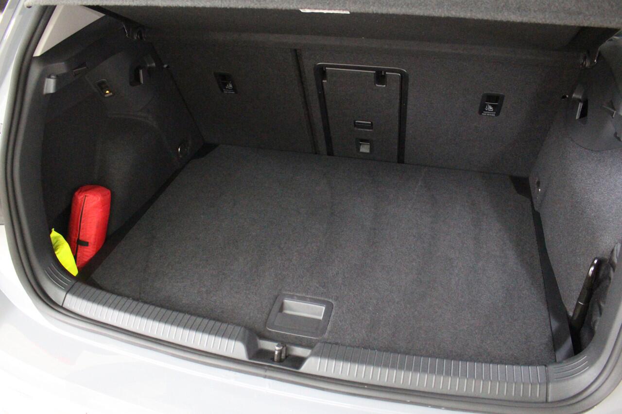 Volkswagen GOLF 1.5 TSI Goal Navigatie | Trekhaak | Dodehoekassistentie | 16" Velgen Zürich