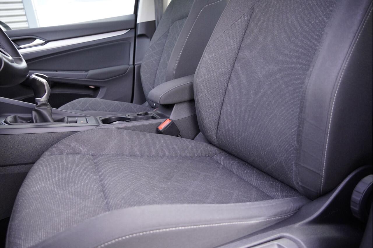 Volkswagen GOLF 1.5 TSI 131PK! Life BJ2020 Lmv 16" | Led | Pdc | Navi | Trekhaak | App-Connect | Dashboard verlichting | Virtual cockpit | Climate control | Cruise control | Getint glas