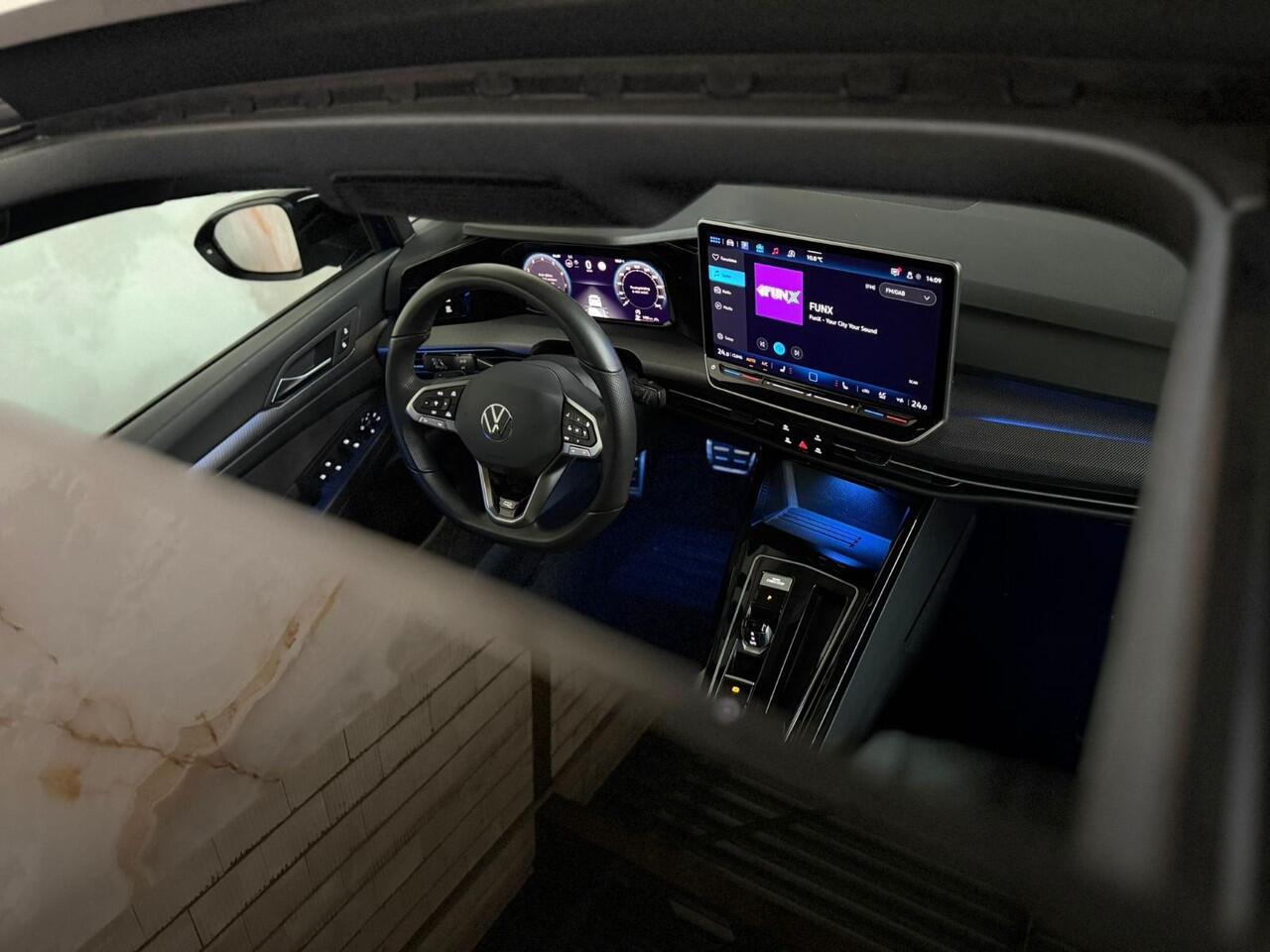 Volkswagen GOLF 1.5 eTSI R-Line Pano / 360 / H&K / Trekhaak