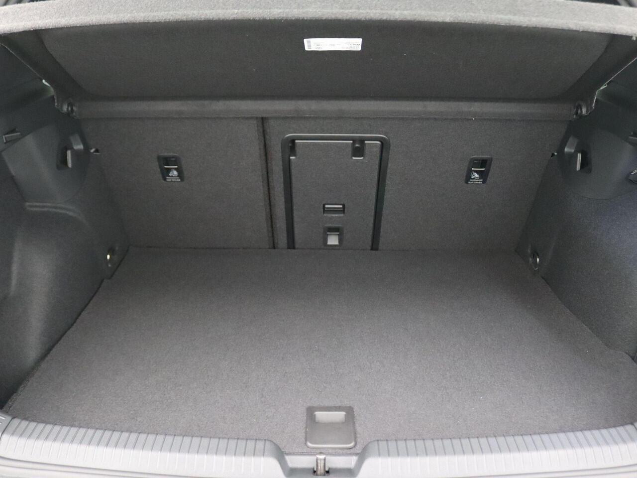 Volkswagen GOLF 1.5 eHybrid GTE 272PK DSG Side Assist, Achteruitrijcamera, Matrix-LED verlichting, 18" LM Velgen, Stoel-Stuurverwarming, Navi via Apple Carplay/Android Auto