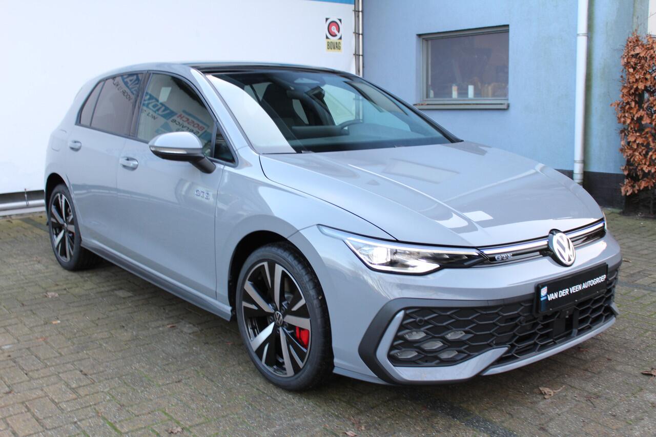 Volkswagen GOLF 1.5 eHybrid GTE 272 pk | Panorama dak | Stoel/Stuur verwarming | 360* Camera | Schuif/Kantel dak | Adaptive cruise controler | Keyless start | Apple CarPlay/Android Auto | Draadloze telefoonlader | IQ.Lights | Climate controle | Parkeersensoren V+A | Navi
