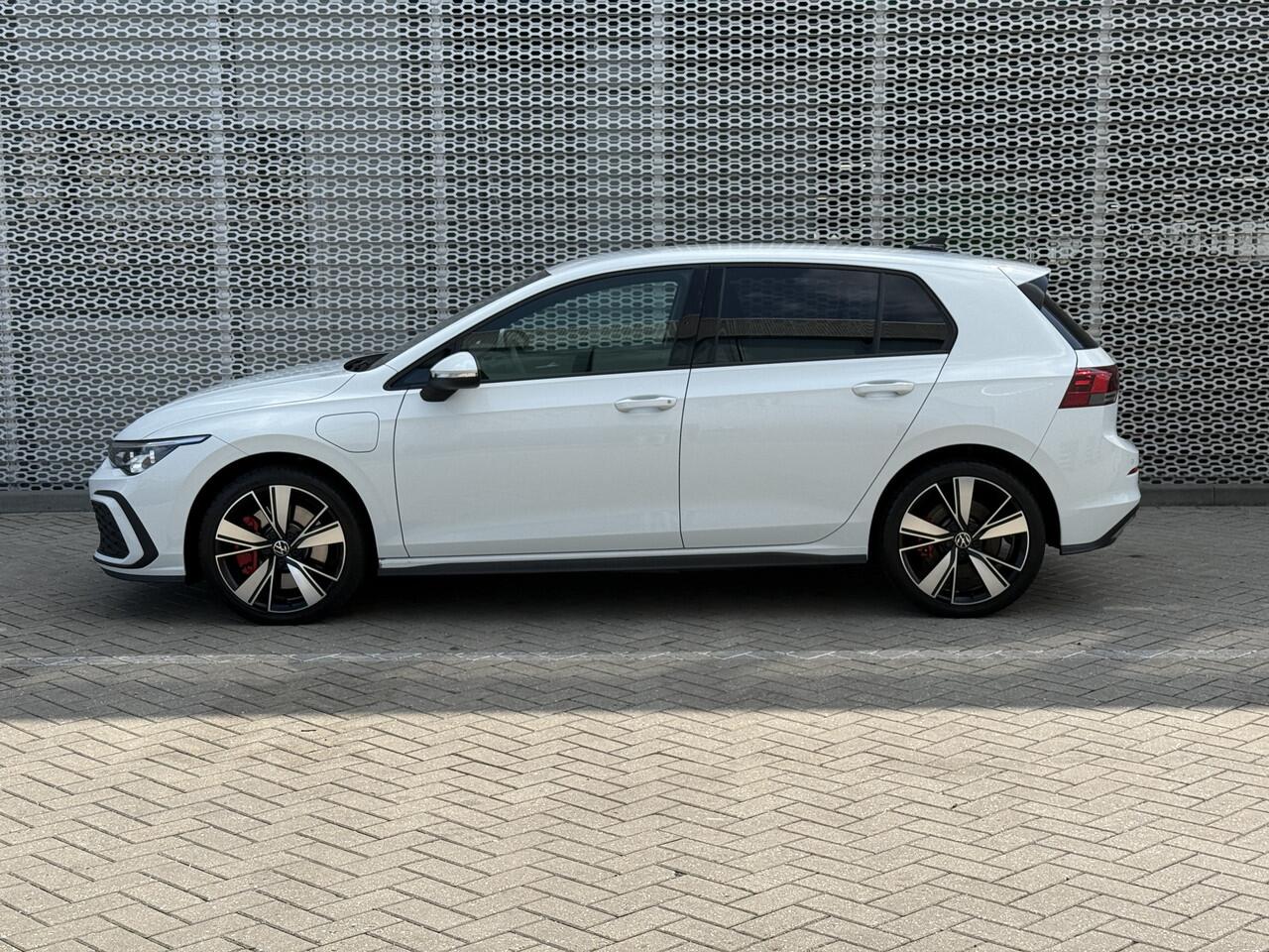 Volkswagen GOLF 1.4 eHybrid 245pk DSG GTE / Trekhaak Elek. / 18" LMV / Navigatie / Stuur en Stoelverwarming / Parkeersensoren V+A