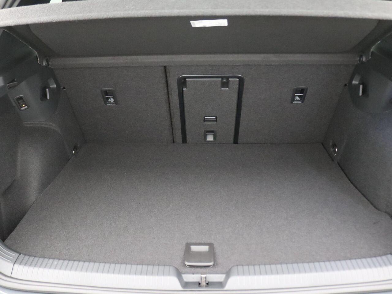 Volkswagen GOLF 1.5 eHybrid GTE 272PK DSG Trekhaak wegklapbaar, Head-up Display, Panoramadak, Area View, 18" Catania LMV, Adaptive Cruise Control, Black Style, Winterpakket, Navigatie