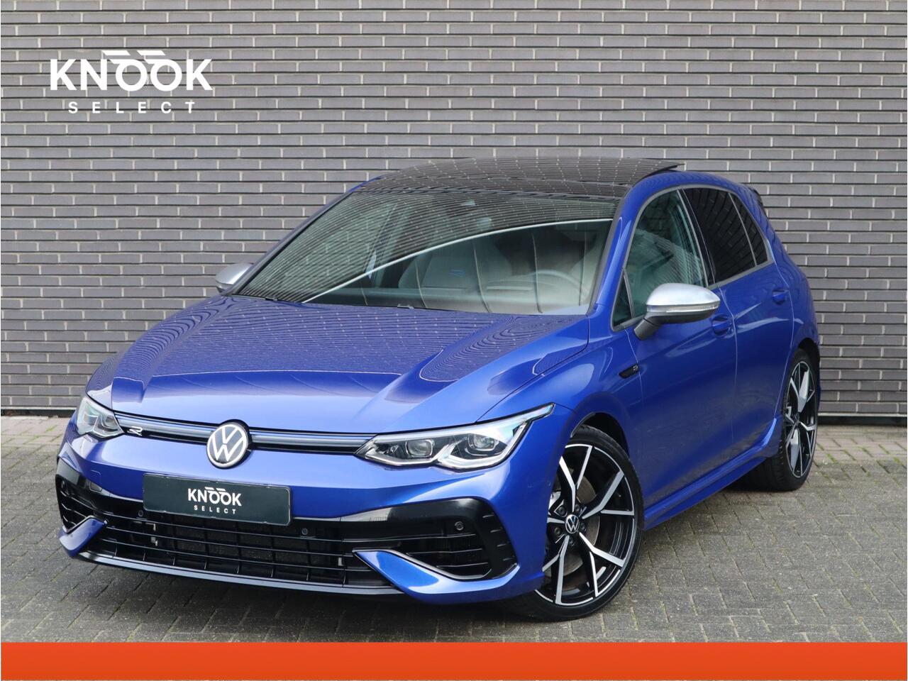 Volkswagen GOLF 2.0 TSI R 4Motion / Adaptief Onderstel / Harman Kardon / 100% Historie / Panoramadak / LED / 19 Inch / Head-Up Display / Sportstoelen / Stoelverwarming / Stuurwiel Verwarmd / Dodehoek Detectie