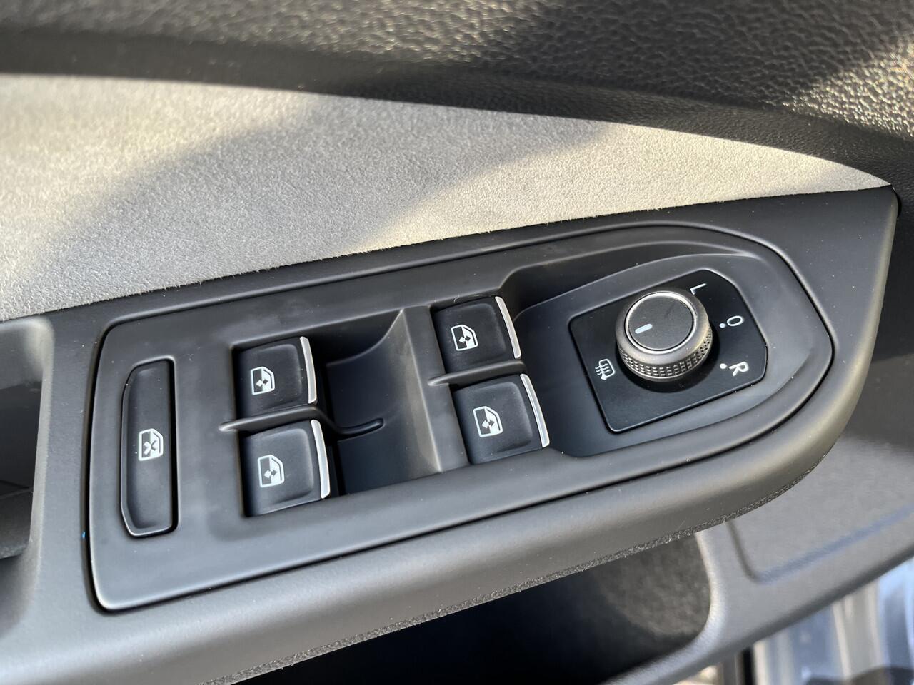 Volkswagen GOLF Variant 1.5 eTSI R-Line / AUTOMAAT/ PANO/ 2X R-LINE/ IQ. LIGHT V & A/ STUUR + STOEL VERWARM./ CAMERA/ ACC/ APP CONNECT/ RIJ-MODI/ DIGITAL DASH/ NAVI/ CLIMA/ DAB/ 17'' LMV