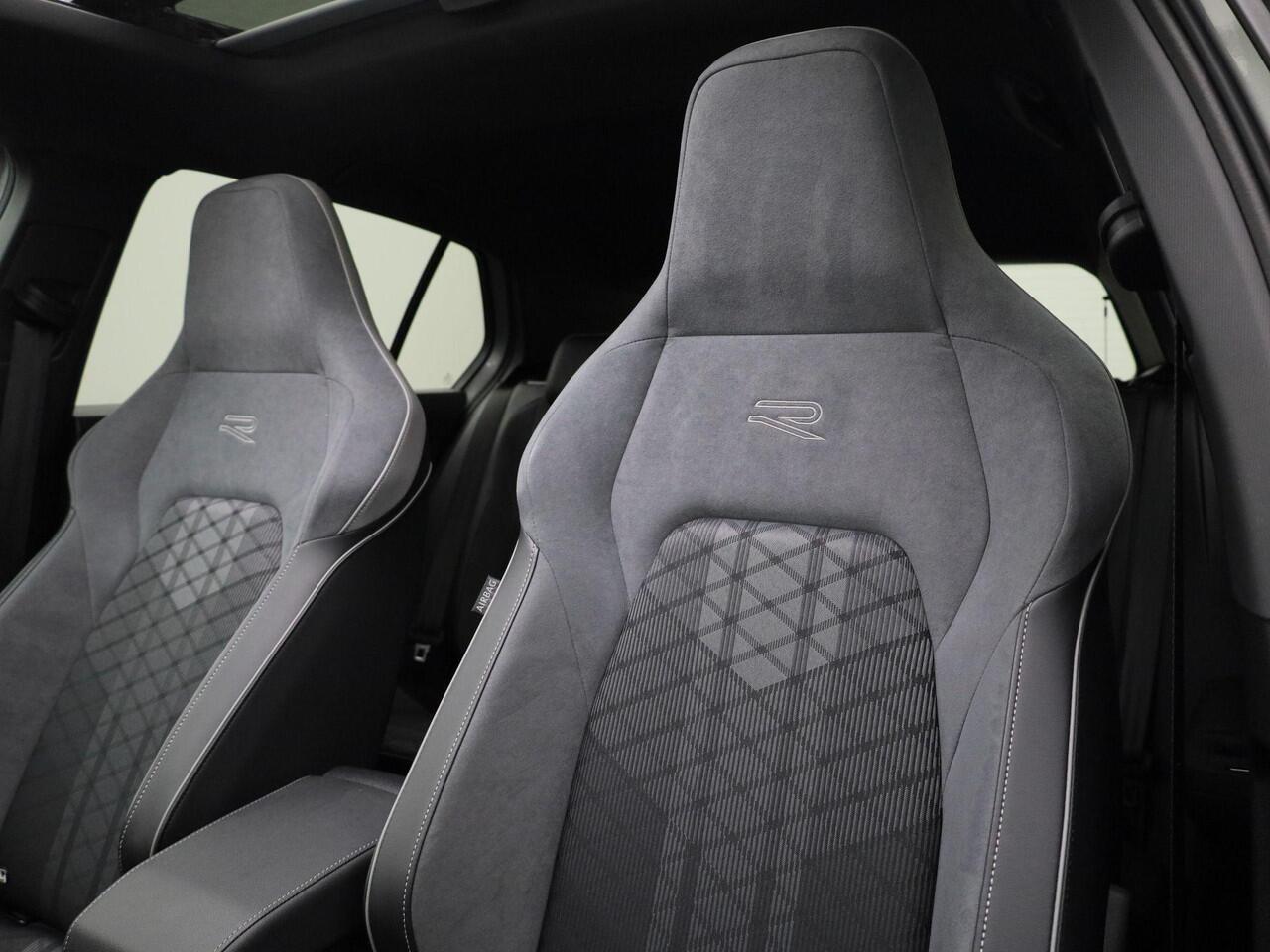 Volkswagen GOLF 1.5eTSI/150PK R-Line Blackstyle DSG · Panoramadak · Camera · Apple/Android · Stoelverwarming