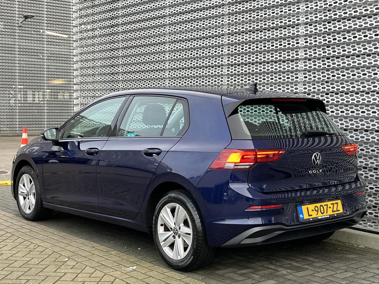 Volkswagen GOLF 1.0 TSI Life / Navigatie / Parkeersensoren V+A / Lichtmetaal 16 inch / App connect / **