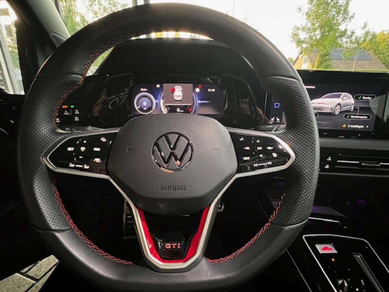 Volkswagen GOLF 2.0 TSI GTI Clubsport / AKRAPOVIC / IQ Light / Winter Pakket / 19" Wielen