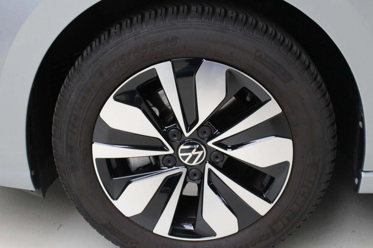 Volkswagen GOLF 1.5 TSI Goal Navigatie | 16"Velgen | Dodehoek assistent | Stoelverwarming | Led verlichting