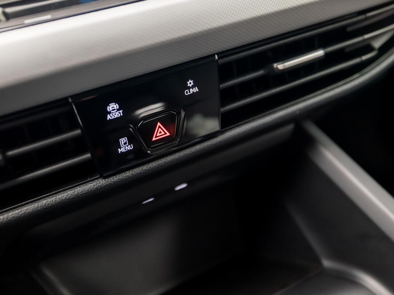 Volkswagen GOLF Variant 1.0 TSI Sportline (APPLE CARPLAY, GROOT NAVI, PARKEERSENSOREN, KEYLESS, GETINT GLAS, SPORTSTOELEN, LM VELGEN, LANE ASSIST, NIEUWSTAAT)