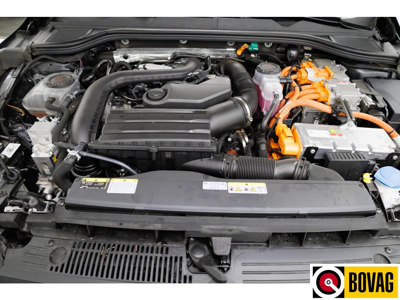 Volkswagen GOLF 1.5 eHybrid GTE Black 272 PK automaat | IQ Led | Elec. trekhaak | Headup | Stoel- & stuurverw. | PDC V + A, Camera, App. connect, Navigatie, 131 KM actieradius (WLTP)