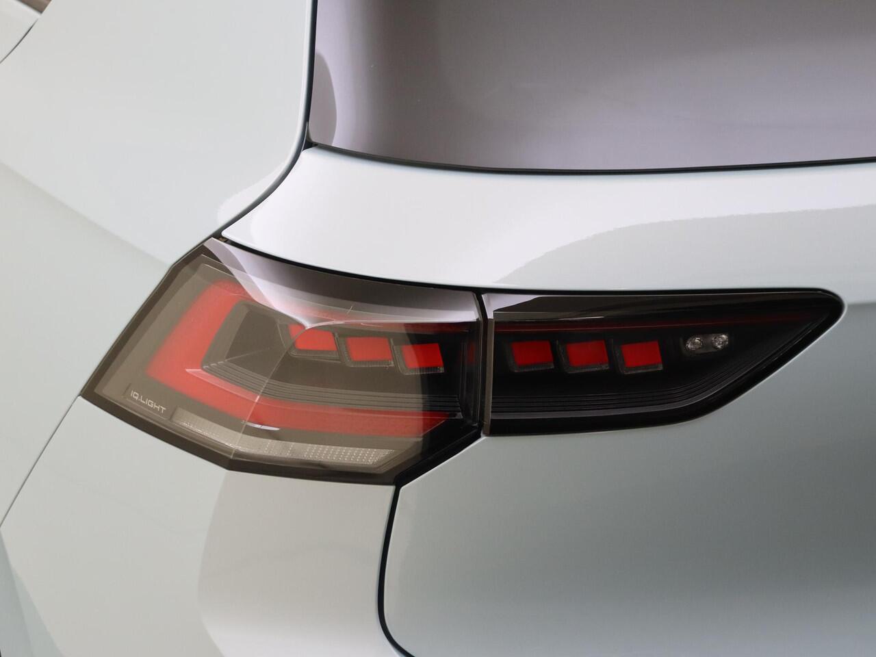 Volkswagen GOLF 1.5 eHybrid GTE | Panoramadak | Trekhaak | Head-up display | Keyless | Black style | Parkeerassistent | LED matrix verlichting | Adaptieve demping |