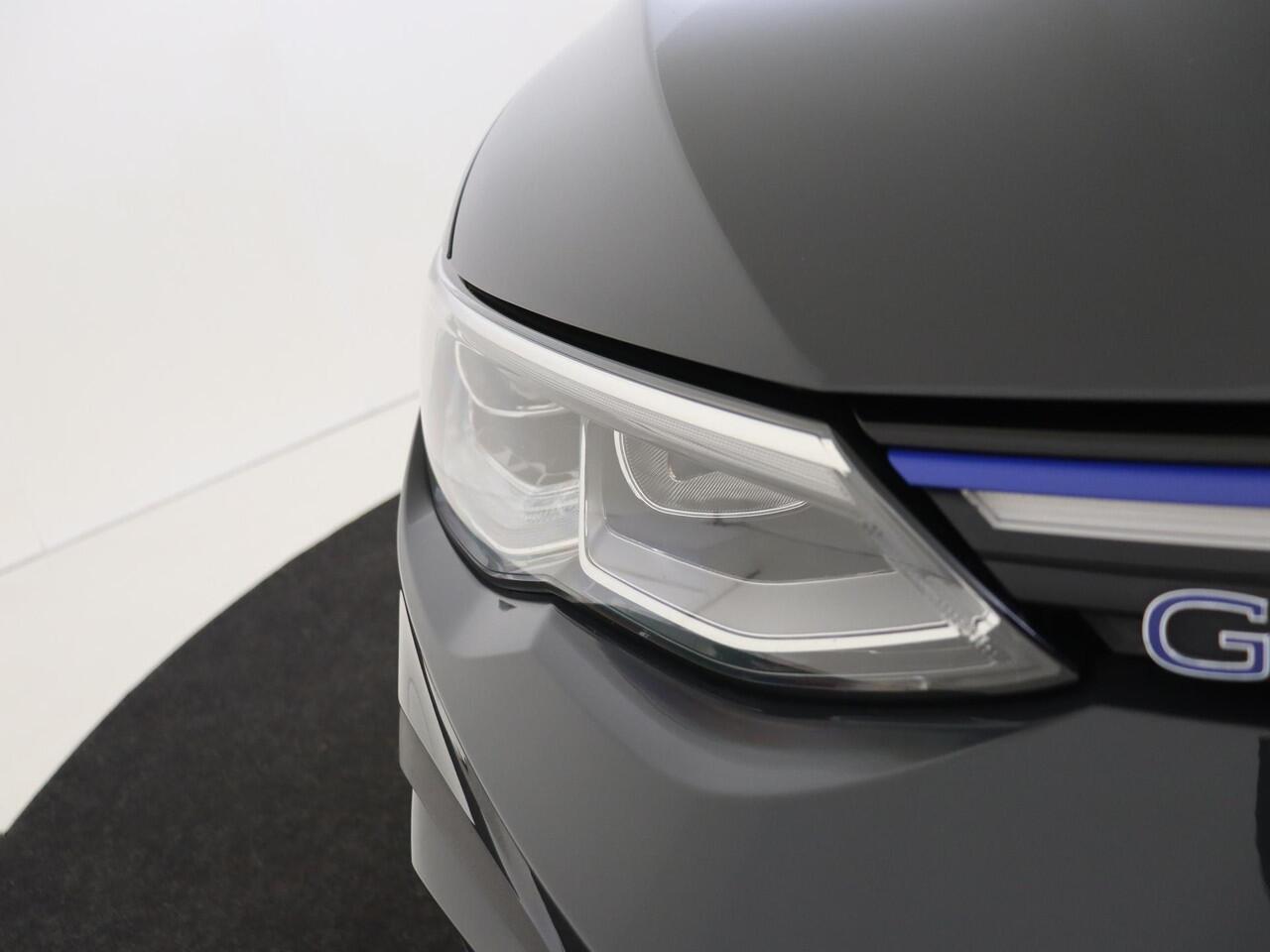 Volkswagen GOLF 1.4 eHybrid GTE | Parkeersensoren | 3-zone airco | CarPlay | Navigatie | Digital cockpit | Climate Control |