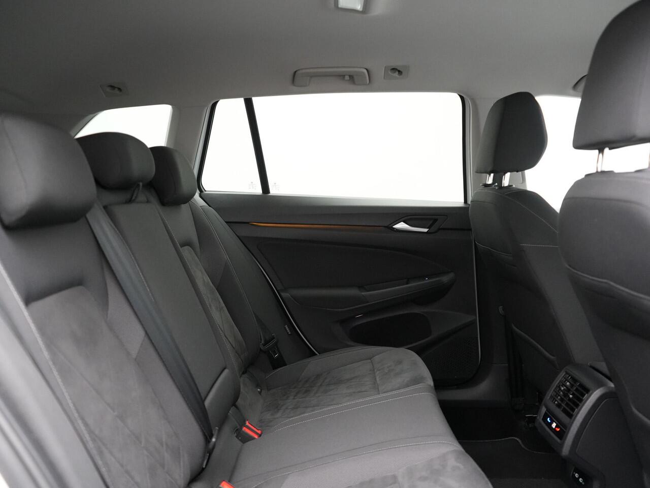 Volkswagen GOLF Variant 1.5 TSI 131pk Dealer O.H. | Adaptive Cruise | Camera | Alcantara Sportstoelen Verwarmd | IQ Light | Stuurverwaming | Sfeerverlichting | Parkassist | Apple Carplay |