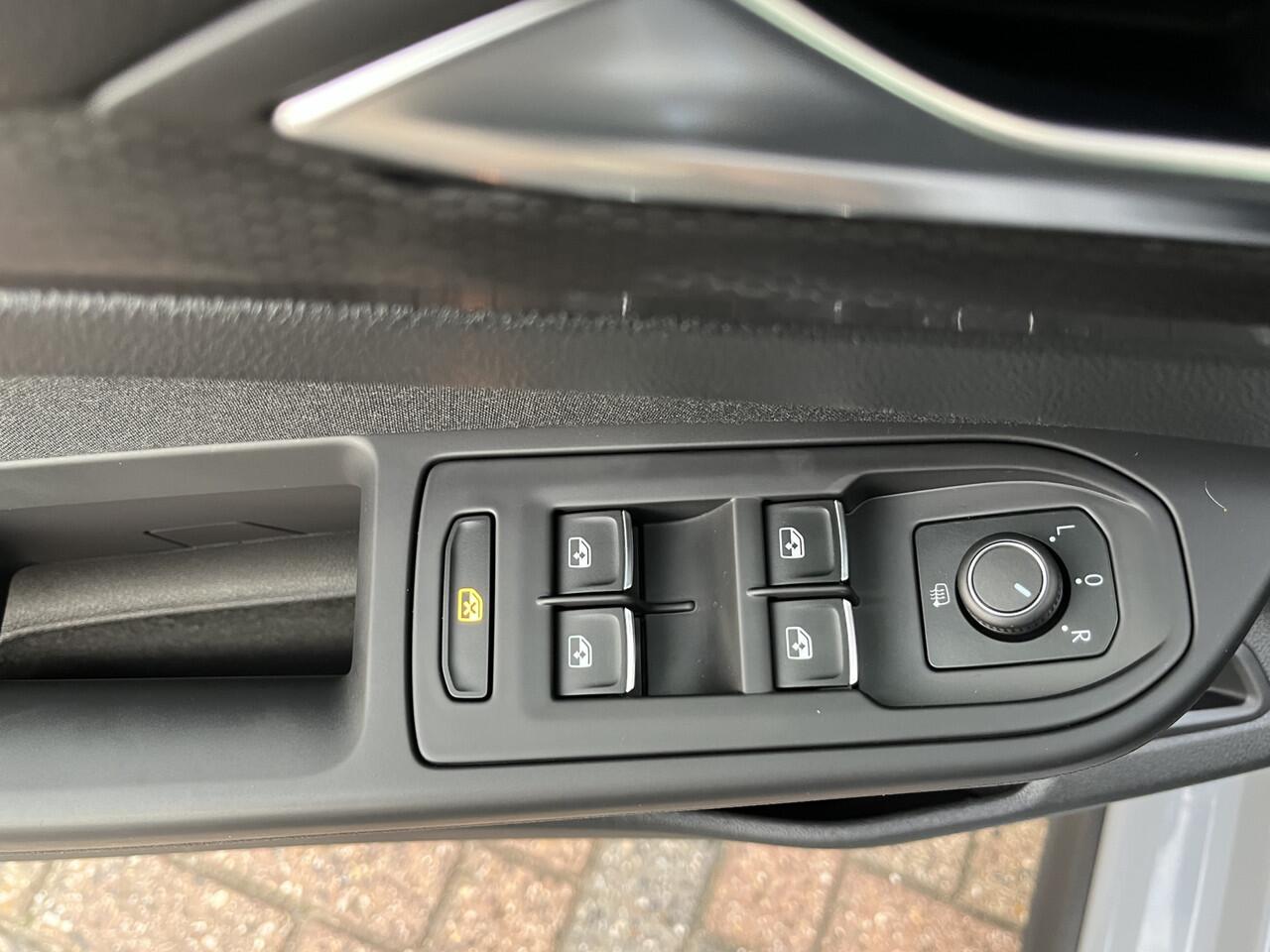 Volkswagen GOLF 1.4 eHybrid GTE / AUTOMAAT/ 245PK/ CAMERA/ PARK. SENSOREN/ PARK. ASSIST/ TRAVEL ASSIST/ IQ. LIGHT/ ADAPT. CRUISE/ DIGITAL DASH/ APP-CONNECT/ STOEL-STUUR VERWARM./ CLIMA/ NAVI/ 18" LMV