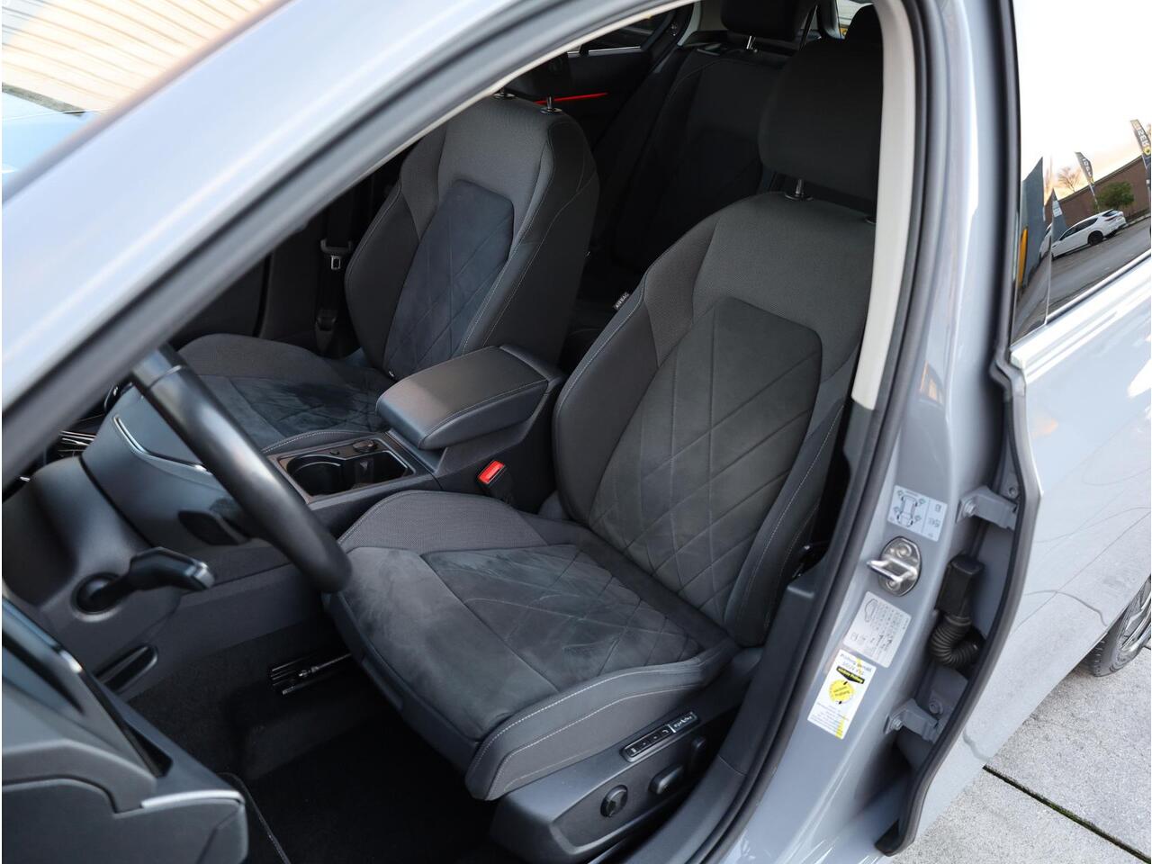 Volkswagen GOLF 1.4 eHybrid PHEV 204PK | Keyless | Camera | Memory | Massage | Adaptive Cruise | Getint Glas |