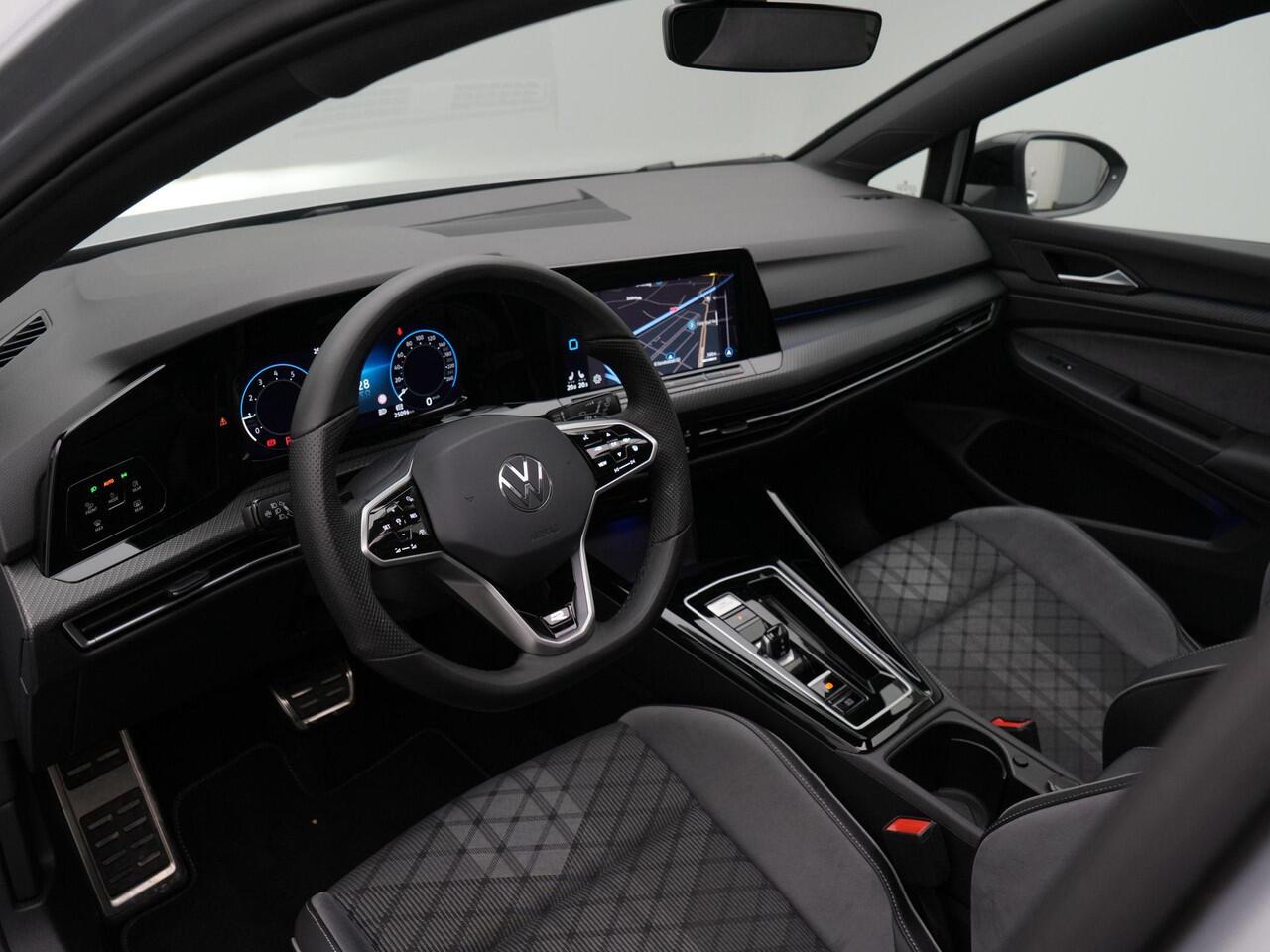 Volkswagen GOLF 1.5 eTSI 150 pk DSG R-Line | Panoramadak | IQ Light | Stuur-/stoelverwarming | Achteruitrijcamera | Navigatie | Keyless Entry