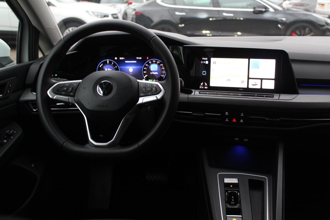 Volkswagen GOLF 1.4 eHybrid Style / Camera / Half leder / Navigatie / 18'' / Dodehoek / DAB / Stoelverwarming / ACC