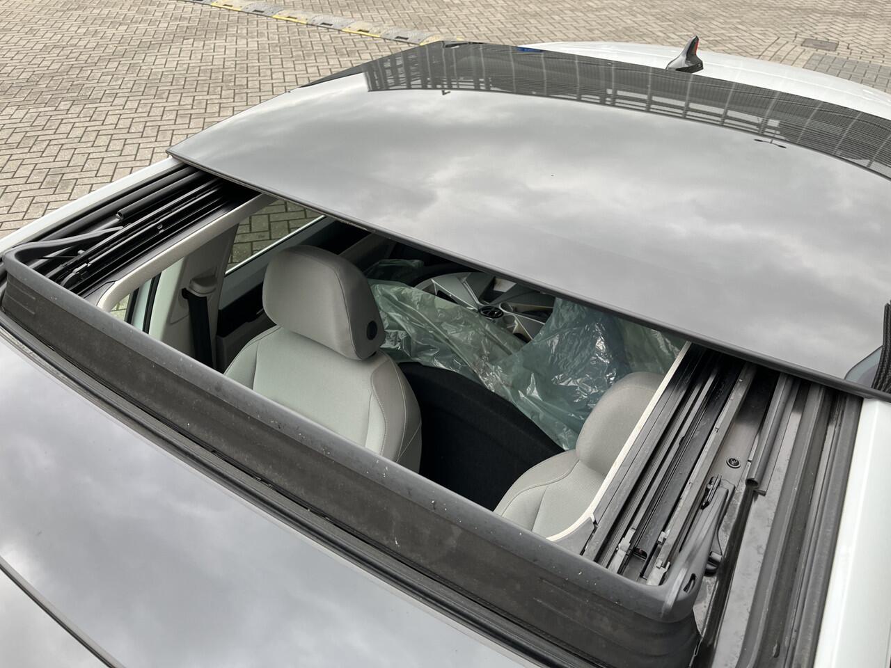 Volkswagen GOLF 1.5 TSI 130PK Style / Panoramadak / Memory Seats / Parkeersensoren V+A / Draadloos App-Connect / ACC