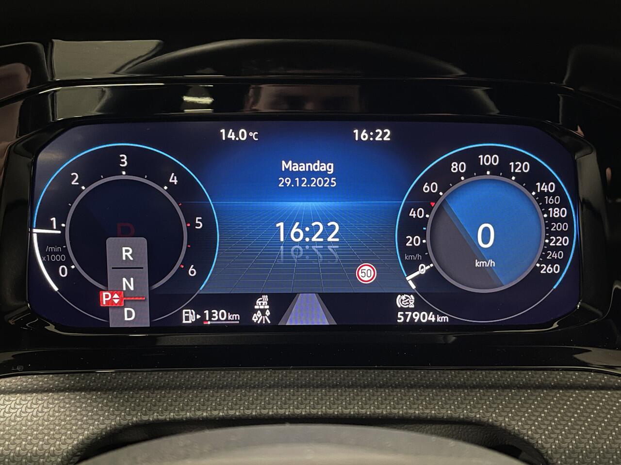 Volkswagen GOLF 2.0 TDI R-Line | Apple Carplay | Stuurverwarming | DAB | Sfeerverlichting | Navigatie | Achteruitrijcamera |