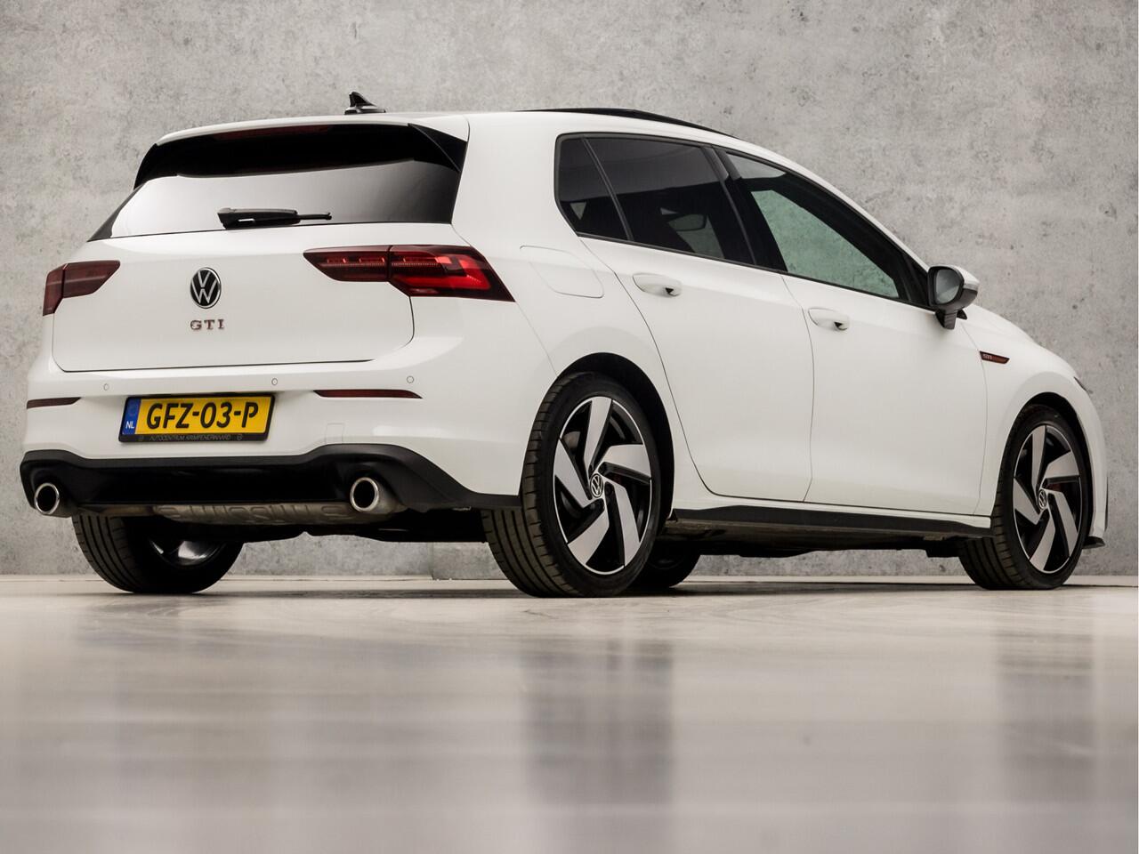 Volkswagen GOLF 2.0 TSI GTI 245Pk Automaat (SCHUIFDAK, APPLE CARPLAY, GROOT NAVI, DYNAMISCHE KNIPPERLICHTEN, SFEERVERLICHTING, STUUR/STOELVERWARMING, ALCANTARA, KEYLESS, MATRIX LED KOPLAMPEN, NIEUWSTAAT)