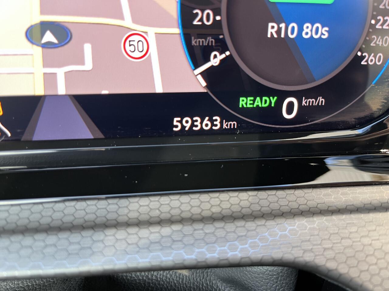 Volkswagen GOLF 1.4 eHybrid GTE / AUTOMAAT/ 245 PK/ PARK. SENSOREN/ LEDEREN MEMORY SEATS/ IQ. LIGHT/ DODE HOEK/ STOELVERWARM & VENTILATIE/ ADAPT. CRUISE/ STUURVERWARM./ TRAVEL ASSIST/ APP CONNECT/ NAVI/ CLIMA/ DAB/ 18" LMV