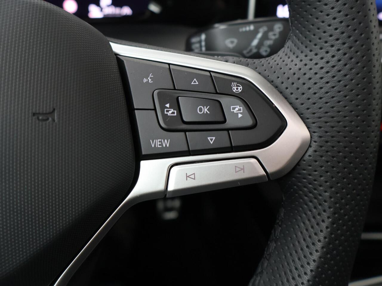 Volkswagen GOLF 1.5 eHybrid GTE | 272 PK | SoH 97% | Trekhaak | Panoramadak | Matrix LED IQ.Light koplampen | Head-up display |