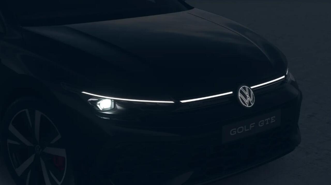 Volkswagen GOLF 1.5 eHybrid GTE 272 pk | Panorama dak | Stoel/Stuur verwarming | 360* Camera | Schuif/Kantel dak | Adaptive cruise controler | Keyless start | Apple CarPlay/Android Auto | Draadloze telefoonlader | IQ.Lights | Climate controle | Parkeersensoren V+A | Navi