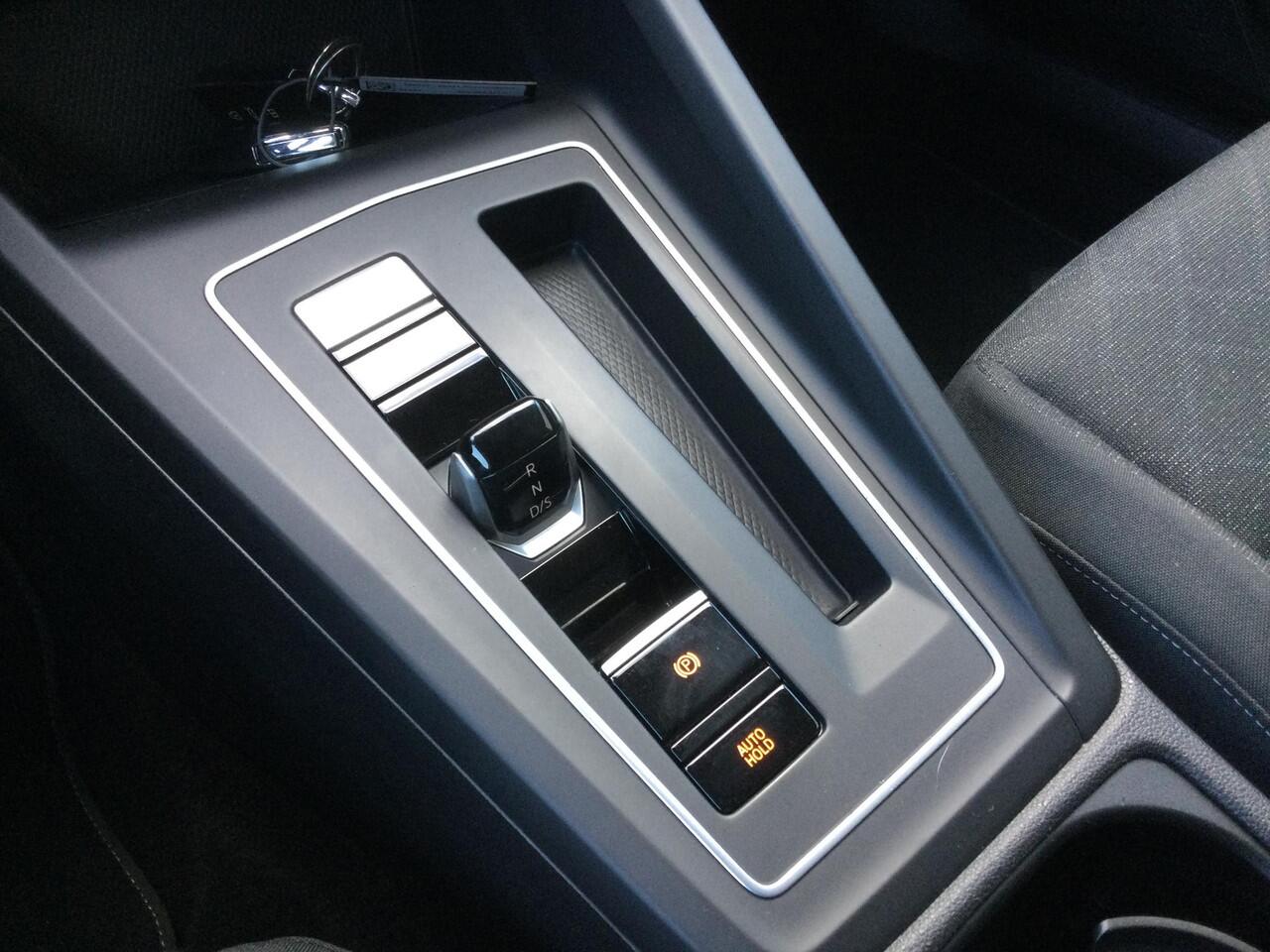 Volkswagen GOLF 1.0 eTSI Life | Navi | PDC | Adpt. Cruise |