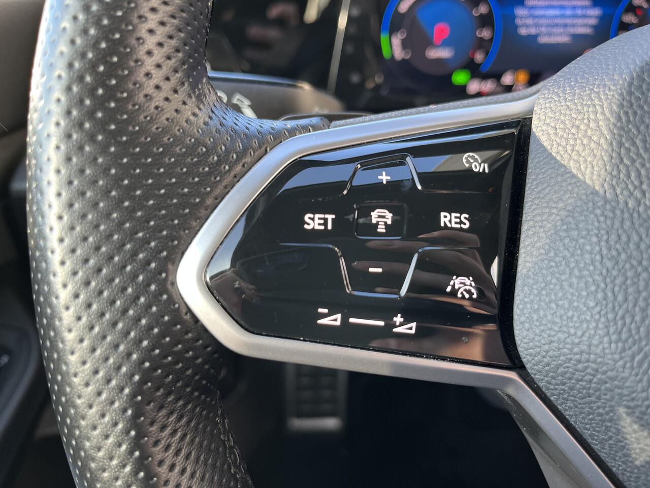 Volkswagen GOLF 1.4 eHybrid GTE / AUTOMAAT/ 245 PK/ PARK. SENSOREN/ LEDEREN MEMORY SEATS/ IQ. LIGHT/ DODE HOEK/ STOELVERWARM & VENTILATIE/ ADAPT. CRUISE/ STUURVERWARM./ TRAVEL ASSIST/ APP CONNECT/ NAVI/ CLIMA/ DAB/ 18" LMV