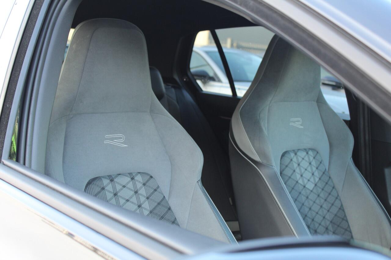 Volkswagen GOLF 1.5 eTSI R-Line Business | IQ/Dynamic light | Panoramadak | Rijklaar