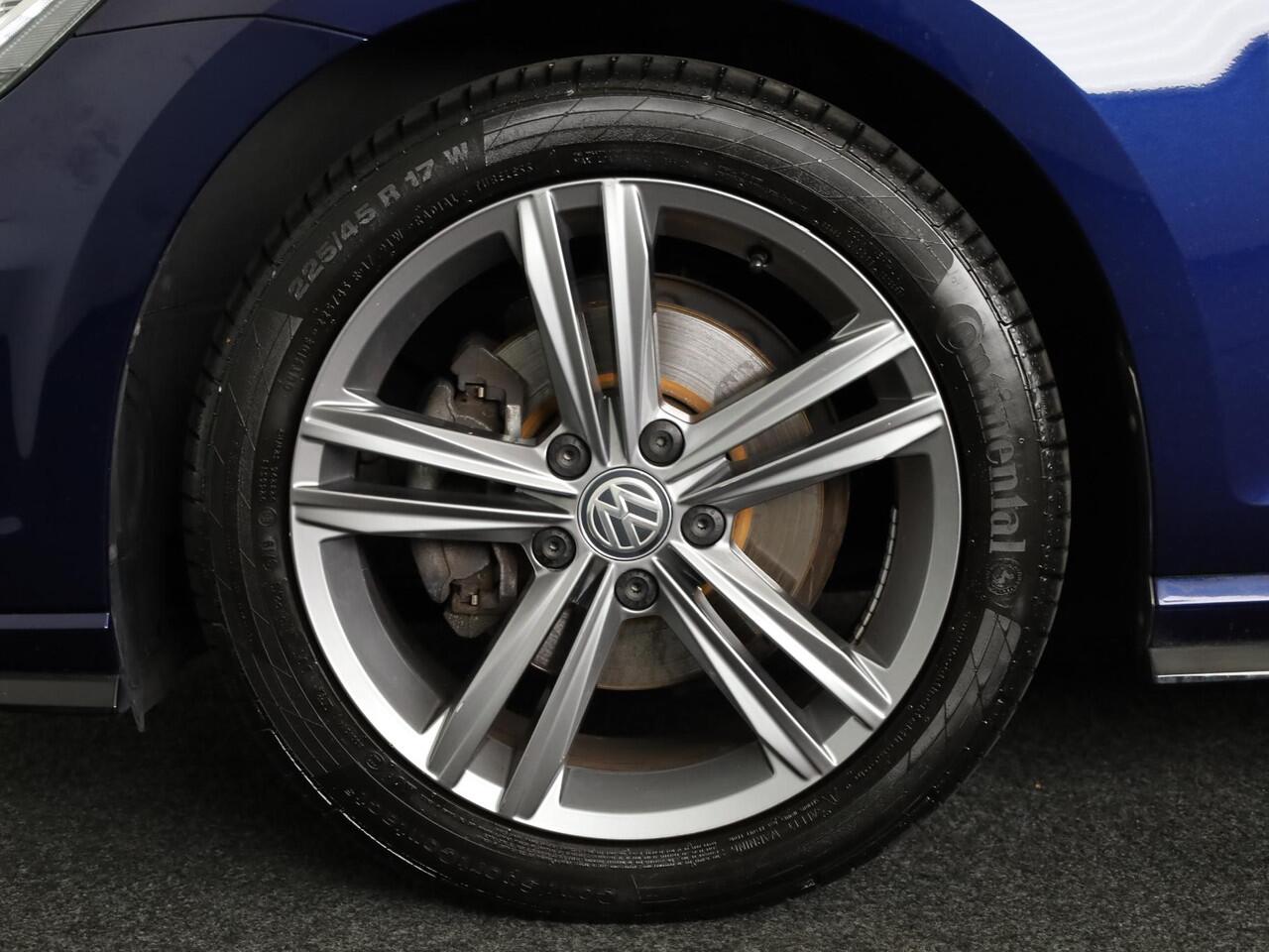 Volkswagen GOLF Variant 1.5 TSI Highline Business R 150 pk Automaat | Navigatie | Parkeersensoren | Achteruitrijcamera | Adaptieve cruise control | R-Line |