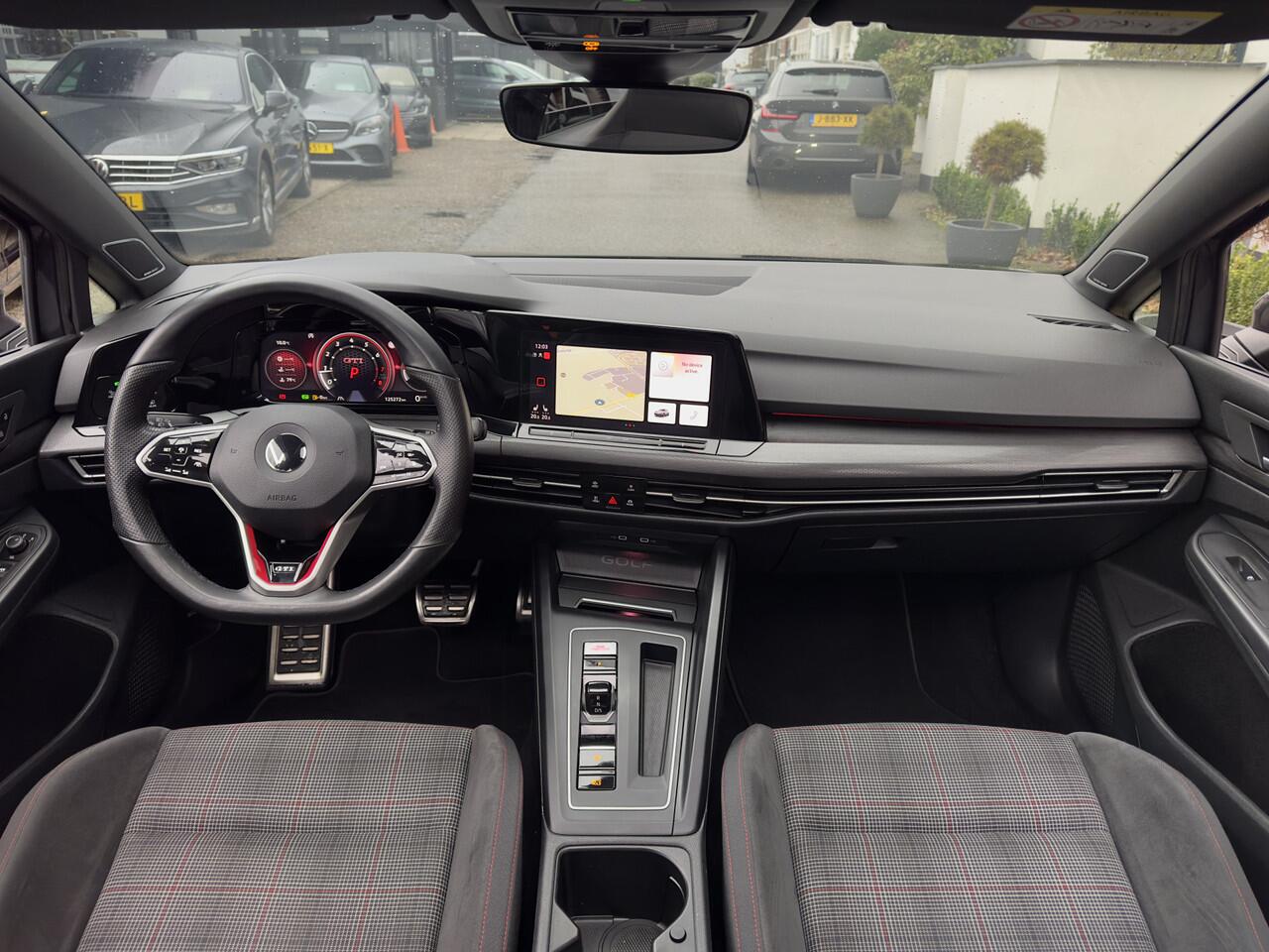 Volkswagen GOLF 2.0 TSi GTI 245PK PANODAK NAVI APPLE-CARPLAY LED 19 INCH-LMV PDC