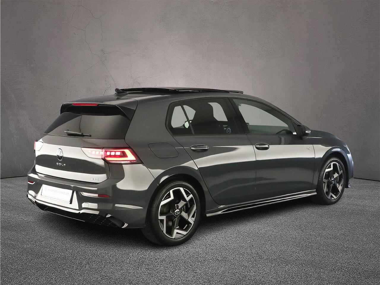 Volkswagen GOLF 1.5 eTSI R-Line Edition 150pk DSG Automaat, Panoramadak, LED matrix koplampen, Harman Kardon sound, Stoelverwarming, Adaptive cruise control, Navigatie, App connect, Stoelverwarming, Side assist